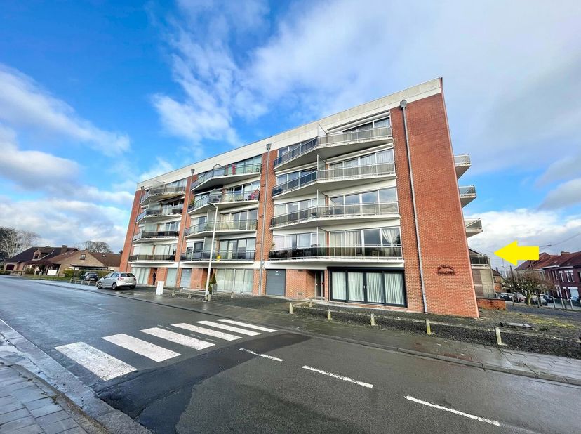 Appartement sur Leuze-en-Hainaut !&lt;br /&gt;
Charmant appartement au premier étage. Celui-ci nous offre un hall dentrée ensuite sur votre droite la cuisin