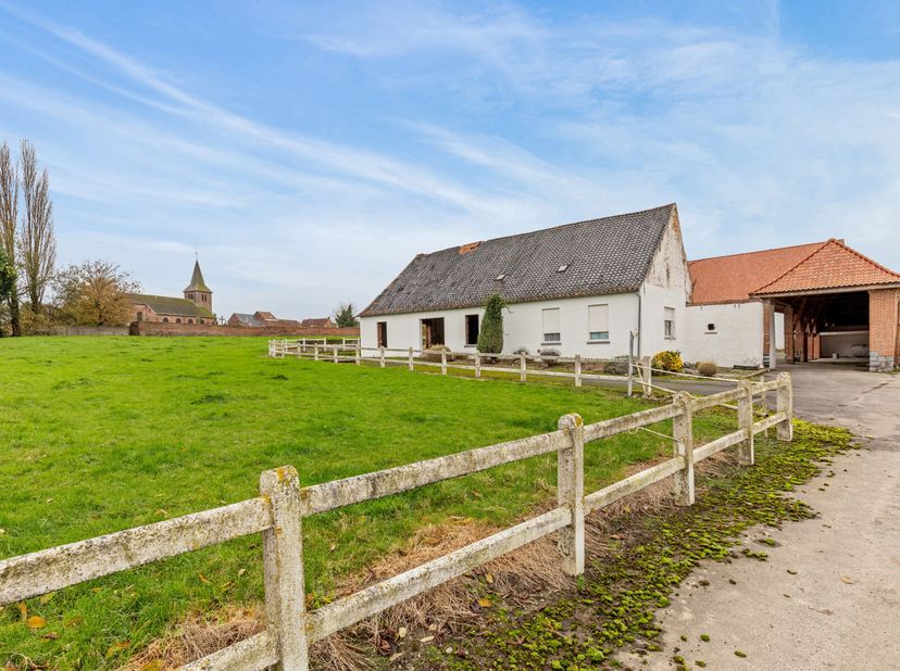 Vous rêvez dun cadre de vie paisible et spacieux, entouré de verdure ? Cette authentique ferme carrée à Mourcourt offre dinnombrables possibilités sur