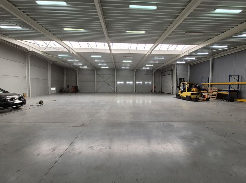Bedrijfsgebouw/loods gelegen in de industriezone Kanaal-Zuid te Bree, dichtbij het centrum.&lt;br /&gt;
Het bedrijfsgebouw is in de aanwezigheid van meerder