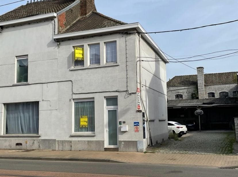 MAISON 3 FACADES&lt;br /&gt;
Rez-de-chaussée comprenant : salon, cuisine semi-équipée avec coin à manger.&lt;br /&gt;
Etage : hall de nuit, 1 grande chambre (25 m