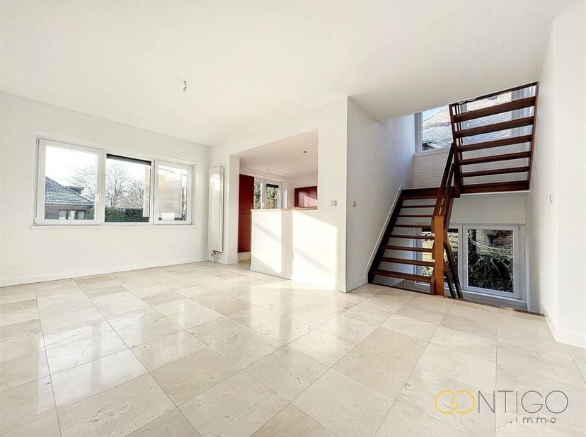 In residentiële en rustige omgeving -charmante huis van 250m² met grote tuin en terras aan de achterzijde. &lt;br /&gt;
Op de begane grond, een kantoor/spee
