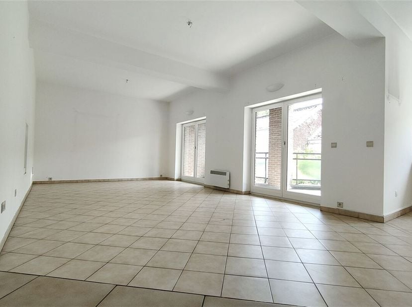 Très bel appartement aux volumes appréciables, situé au premier étage d&#039;une petite résidence située à l&#039;entrée de la ville.&lt;br /&gt;
Grand séjour lumineu