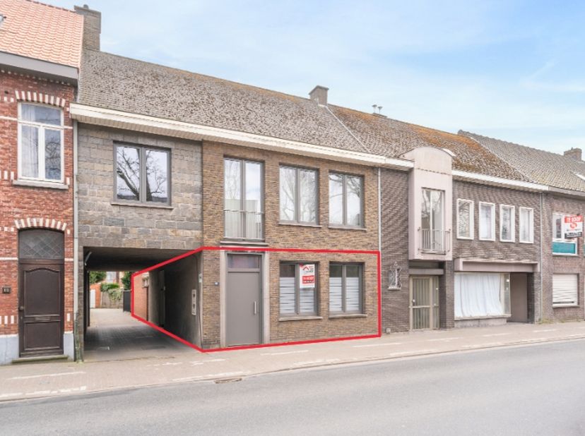 Goed gelegen nabij winkelcentrum, scholen, invalswegen,...&lt;br /&gt;
Ruime inkom, leefruimte, keuken, berging/wasplaats, veranda, toilet, badkamer, 2 ruim