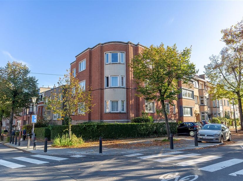 Property One, uw vastgoedpartner in Ukkel, biedt u een appartement in een kleine mede-eigendom, ideaal gelegen achter het gemeentehuis, op een steenwo