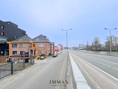                                         Bureaux à louer à Sint-Pieters, € 1.100
