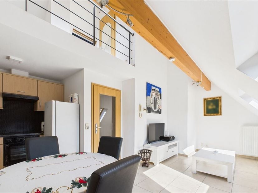INNOV&#039;EXPERT immobilière vous invite à venir découvrir ce spacieux et lumineux duplex, idéalement situé dans un quartier calme de Jambes, à proximité