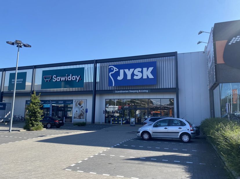 Het gaat om een baanwinkel met een oppervlakte van +/- 1268 m² op een site met o.a. Sawiday, Jysk, Van Haren Schoenen, Mediamarkt, Action, Floorhouse,