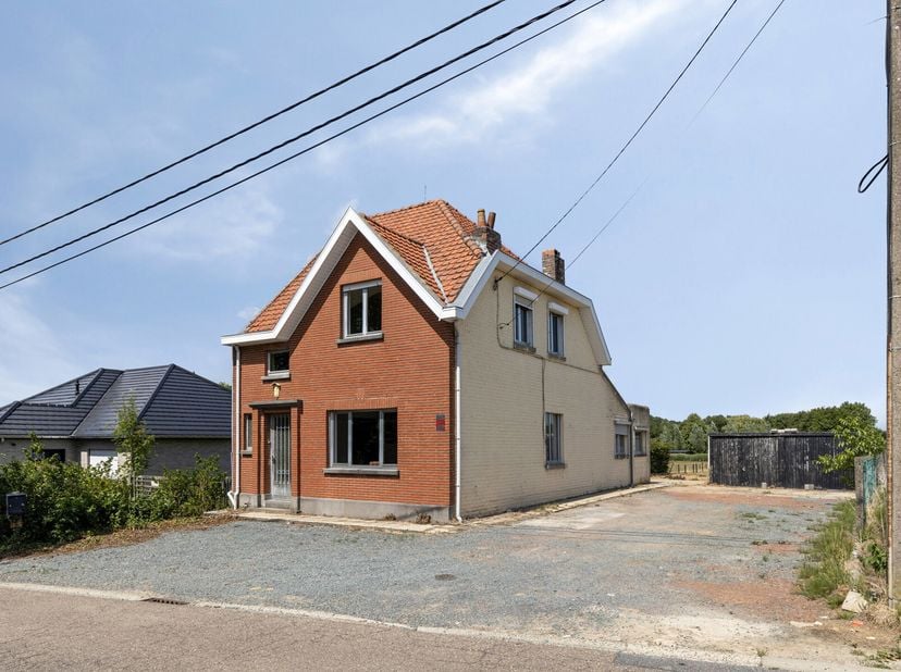 Te koop  Volledig te renoveren woning op een  perceel van 6a86 met uniek vergezicht  OverijseVraagprijs: 389.000euroIn het groene en rustige Overijse