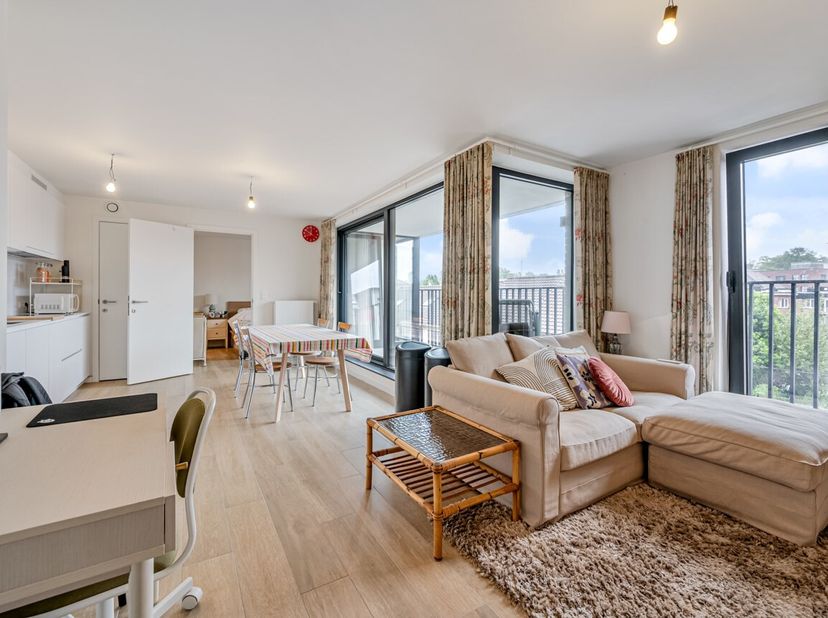 Dit 1 slaapkamer appartement is gelegen in een kleine residentie waar er in totaal slechts 11 appartementen en 11 gelijkvloerse parkeerplaatsen zijn.&lt;