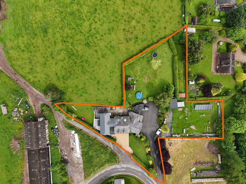SOUS SOL de ± 207m²&lt;br /&gt;
- Garage de ± 37m² sur béton avec porte électrique sectionnelle,&lt;br /&gt;
- Atelier de ± 24m² sur béton,&lt;br /&gt;
- Cave 1 de ± 12