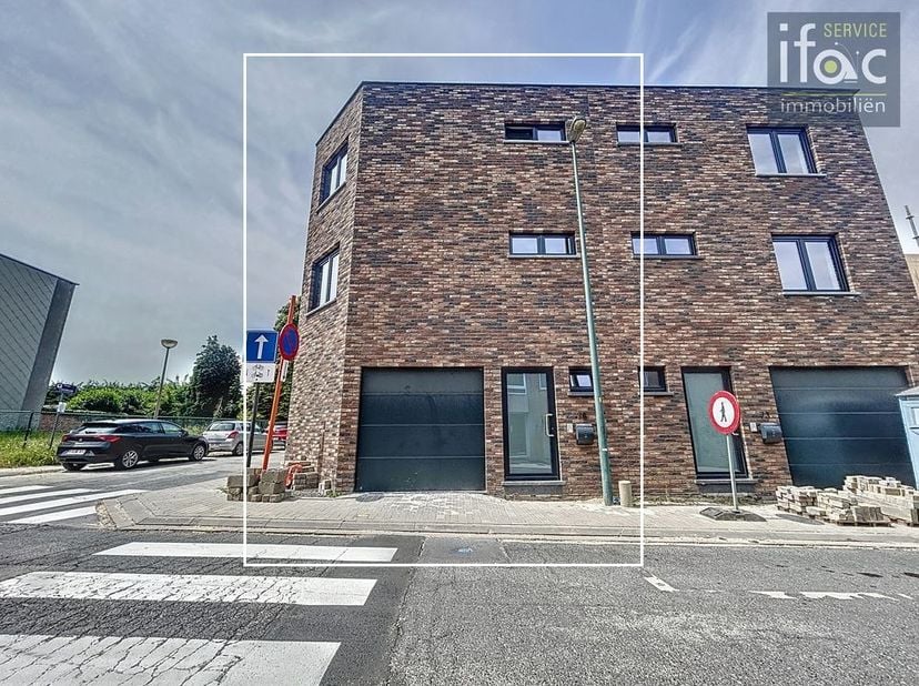 Prachtige nieuwbouwwoning, met 4 slaapkamers en garage pal in het centrum van Tervuren!&lt;br /&gt;
&lt;br /&gt;
Op het gelijkvloers: Inkomhal (+/-10m²) met apart
