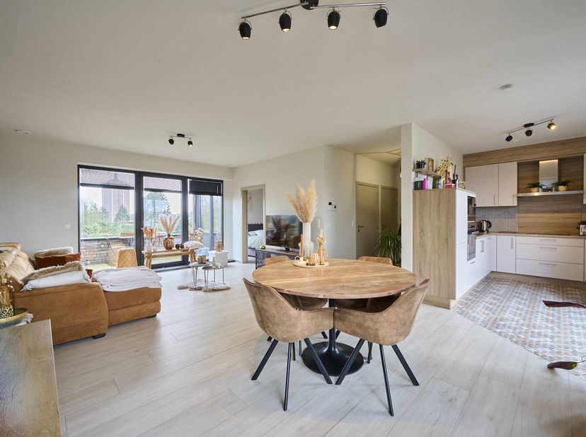 Gelegen op de tweede verdieping van een kleinschalig gebouw met slechts 3 appartementen, biedt dit charmante appartement de perfecte thuis voor wie op