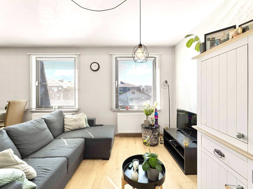 TOPPER! INSTAPKLAAR, VOLLEDIG GERENOVEERD APPARTEMENT met 1 SLK en PARKING! Centraal gelegen in de nabijheid van scholen, winkels en openbaar vervoer.