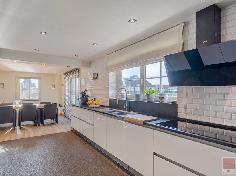 Deze ruime, landelijke en vrijstaande woning, gelegen op een perceel van 786 m², biedt een bewoonbare oppervlakte van circa 214 m². De woning is voorz