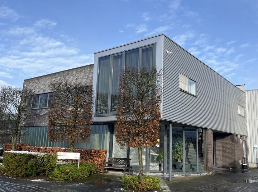 Ontdek dit multifunctionele bedrijfsgebouw op een uitstekende locatie in Olen, gelegen aan Hagelberg 13. Met een totale oppervlakte van meer dan 3.400