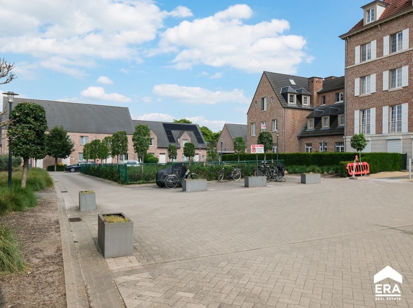 Energiezuinig appartement met 2 slaapkamers, zonnig terras en ondergrondse garagebox rustig gelegen in Herentals.Dit ruim en lichtrijk appartement bev