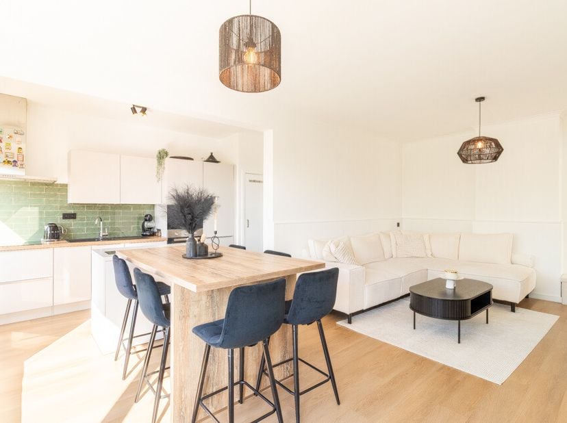 Op zoek naar een instapklaar en volledig gerenoveerd drieslaapkamerappartement met het grootste terras van het gebouw? Dan is dit appartement absoluut