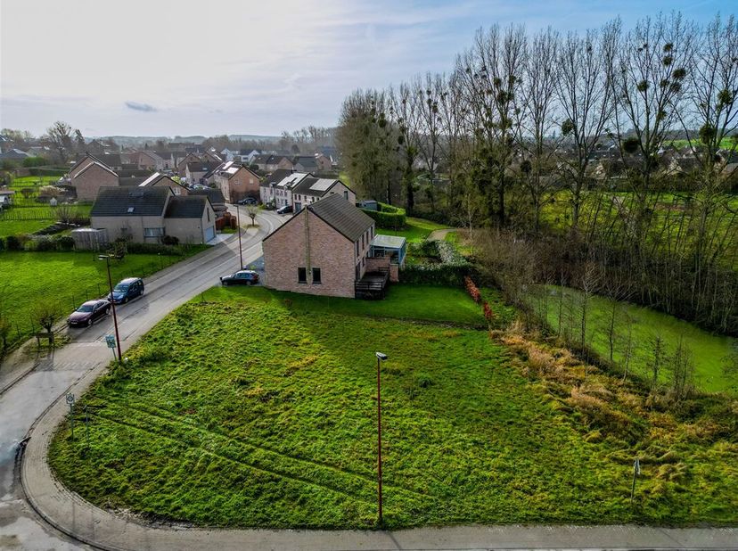 Ontdek dit prachtige stuk grond in Marcq, dat een rustige en groene omgeving biedt, ideaal voor uw toekomstige bouwproject. Gelegen in een aantrekkeli