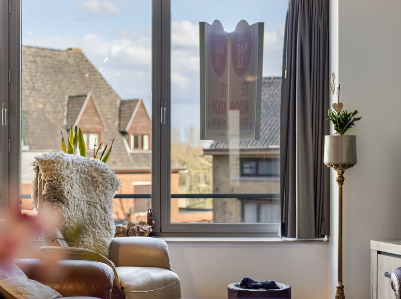 Cet appartement confortable est très bien situé, à quelques mètres de la Grote Markt, du parc de la ville, de la bibliothèque, des magasins, des resta