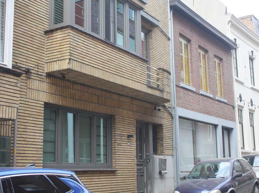 Spacieuse maison de maître au centre de Tongres.&lt;br /&gt;
5 chambres disponibles, possibilité de 7.&lt;br /&gt;
Hauts plafonds (3m), parquets et escaliers d&#039;or