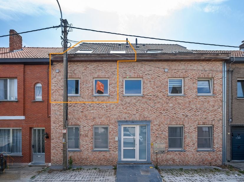 Ontdek dit instapklaar duplexappartement die alles biedt voor comfortabel en energiezuinig wonen! De woning beschikt over drie slaapkamers, een ruime