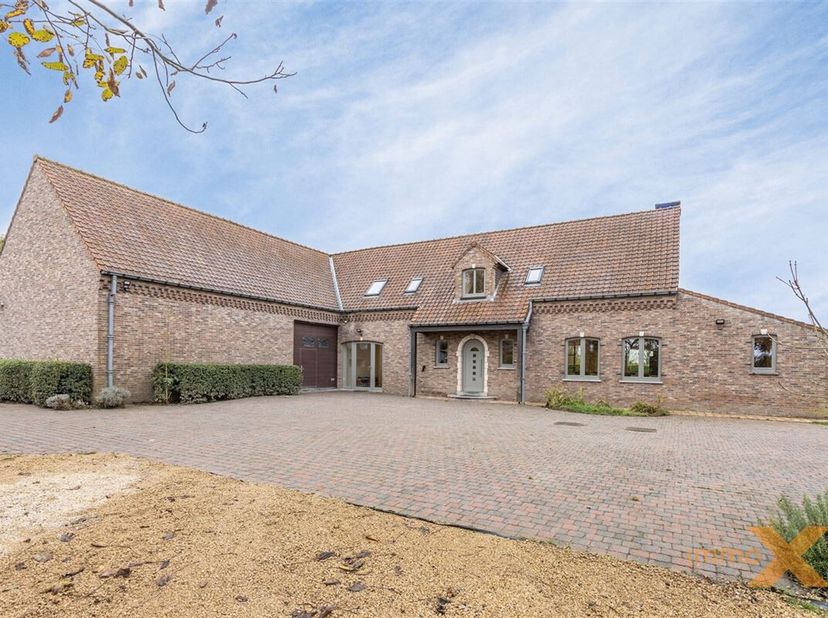 PRACHTIGE LANDELIJKE VILLA MET KWALITATIEVE AFWERKING  bestaande uit:  Gelijkvloers: ruime Inkomhal, gastentoilet, grote berging, technische ruimte me