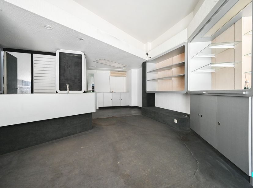 Zoekt u een commercieel gelegen handelspand in het centrum van Izegem? Dit charmante pand biedt niet alleen een ruime woonst met vier slaapkamers, maa