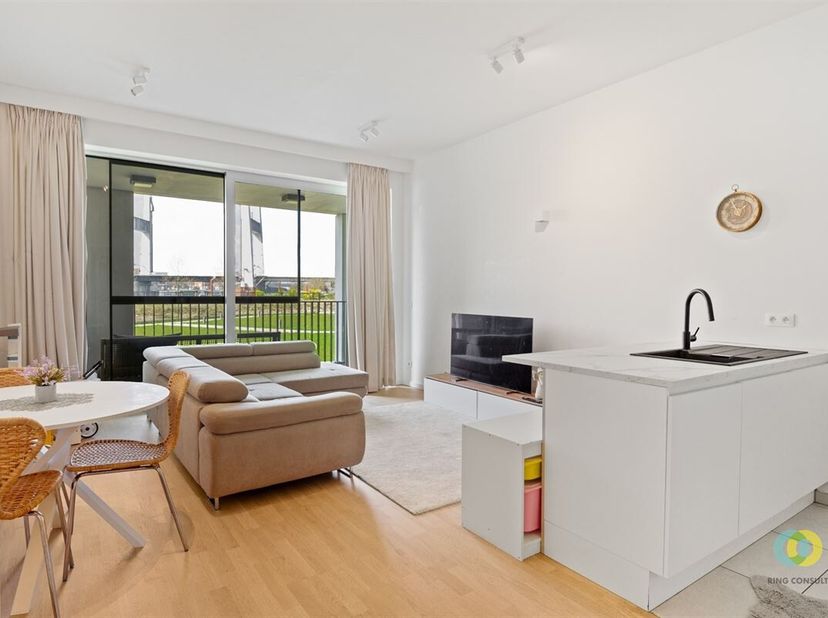 Cet appartement moderne et économe en énergie au rez-de-chaussée, construit en 2023, est situé dans un quartier calme et verdoyant le long du canal à