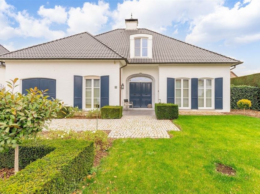 In het pittoreske kerkdorpje Aldeneik, dè meest prestigieuze villawijk van Maaseik, op een steenworp van de Nederlandse grens, ligt deze zeer statige