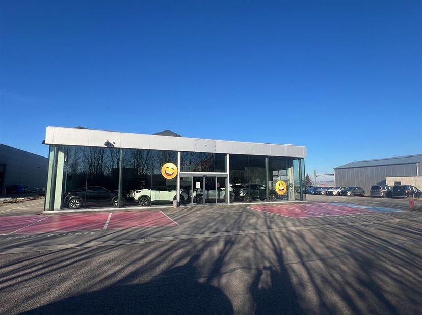 Magnifique opportunité à saisir : &lt;br /&gt;
Grand garage composé de 2 showrooms avec dépendances : &lt;br /&gt;
1. Showroom de 300m² avec bureau &lt;br /&gt;
2. Show