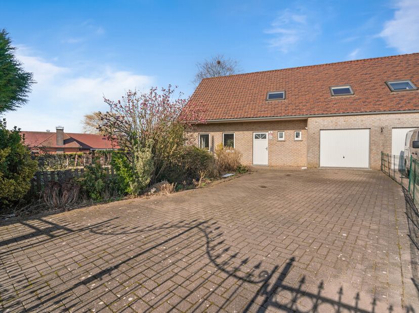 Agréable habitation 3 façades située sur une parcelle de +/- 10a 63ca à deux pas des commerces et à quelques km de l&#039;autoroute A8/E429. Cette propriét