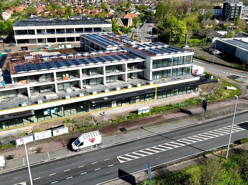 Deze handelspanden zijn gelegen op een invalsweg van Veurne met vlotte toegang tot E40, Veurne &amp; de kust. Prachtige zichtlocatie met heel veel passage