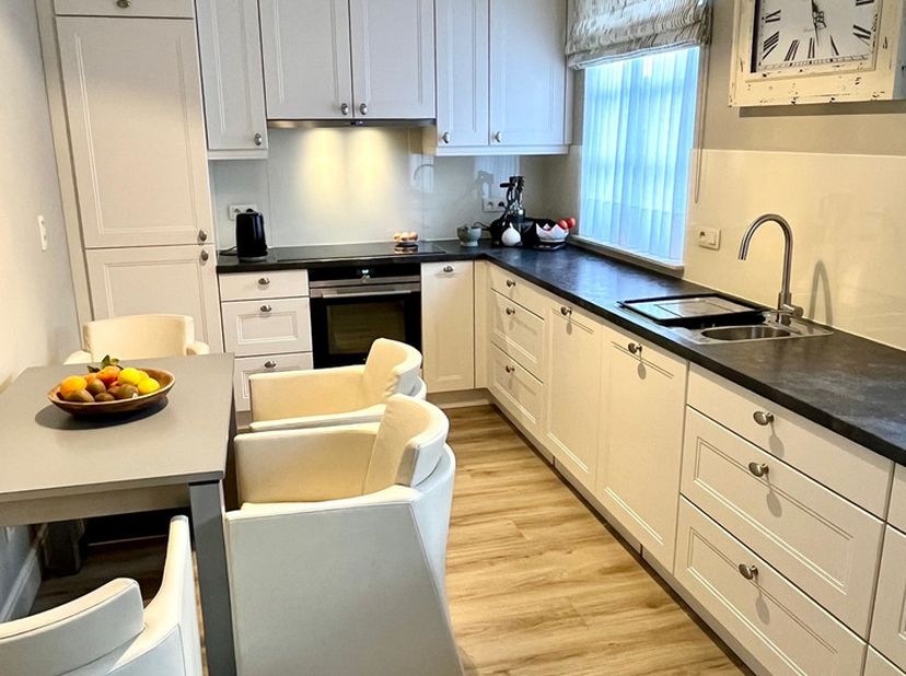 Dit perfect onderhouden en zeer verzorgd appartement voldoet reeds aan de normen van de toekomst.&lt;br /&gt;
Het ligt op minder dan 300m van het bruisende