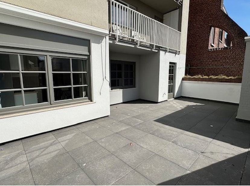 Zeer mooi appartement gelegen op de 1ste verdieping op 500m van de Grote Markt van Ieper.&lt;br /&gt;
Dit appartement omvat een zeer lichtrijke leefruimte (