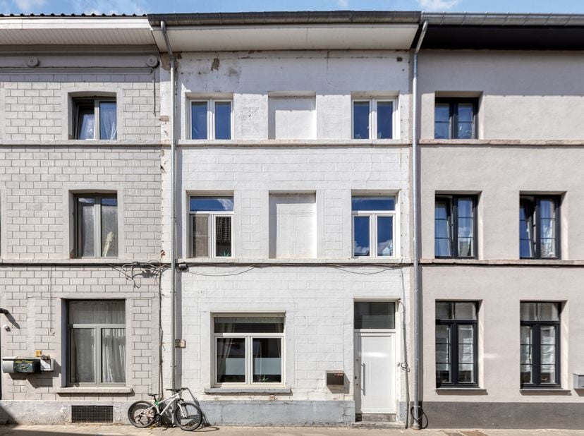 Cette charmante maison mitoyenne est située dans le centre ville de Tirlemont, à proximité immédiate des commerces, de la gare, de l&#039;autoroute et des