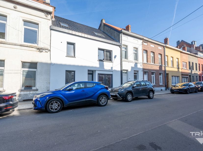 TRIOR Waterloo vous propose ce splendide duplex 3 chambres entre le centre et la gare de Waterloo. Situé au 1er et 2ème étage d&#039;une petite copropriété