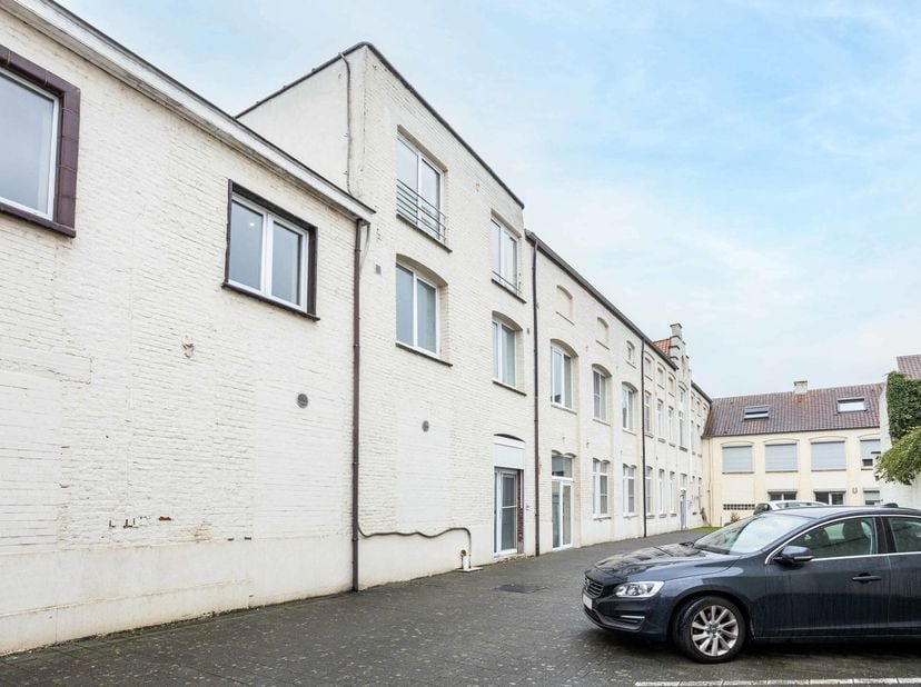 Dit volledig gerenoveerd, energiezuinig (label B) appartement strekt zich uit over de eerste en tweede verdieping van een kleinschalige en volledig af