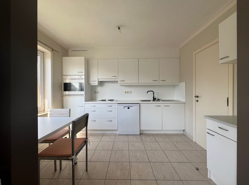 Dit ruime appartement beschikt over inkom met gastentoilet, 2 ruime slaapkamers waarvan 1 slaapkamer met een praktische ingebouwde kast, ruime lichtri