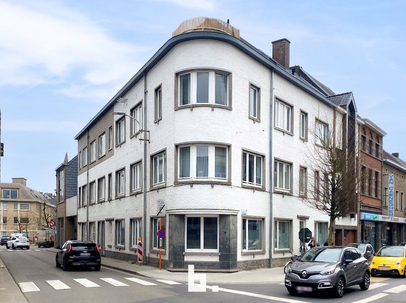 Deze eigendom biedt een zeldzame kans voor wie op zoek is naar een solide en zorgeloze vastgoedbelegging. Gelegen in het centrum van Oudenaarde, vlak