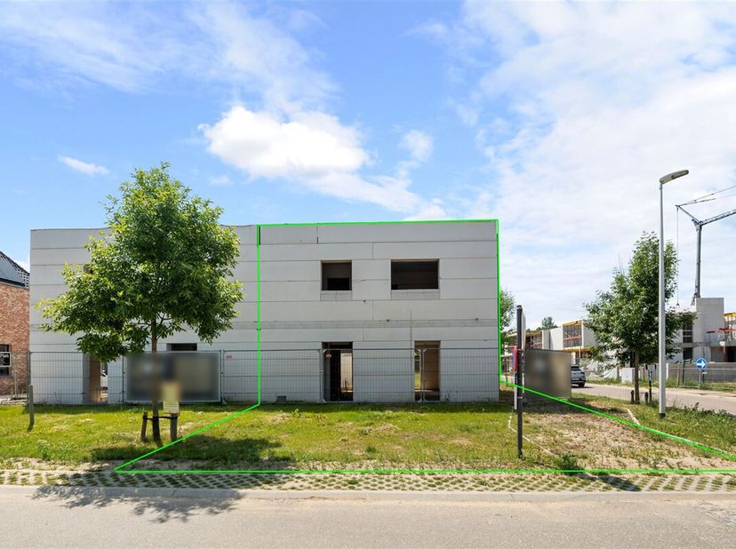 Ligging &lt;br /&gt;
In Alken vinden we langs de Koolmeeslaan deze ruwbouwwoning terug. Het centrum van Alken bevindt zich op slechts enkele minuten waardoo