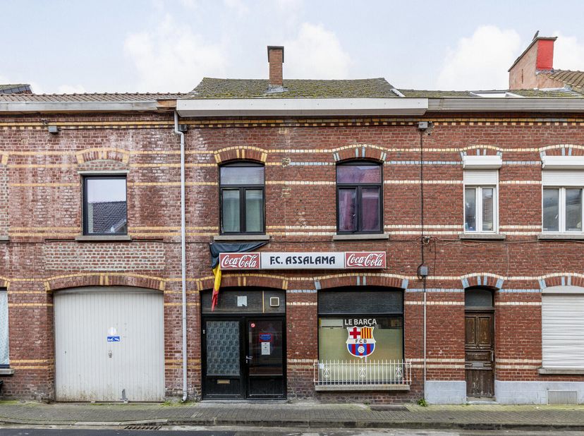 Actief handelspand met woonst en loods gelegen in een verkeersarme straat.Het pand is als volgt ingedeeld: Inkom naar het momenteel uitgebate café met