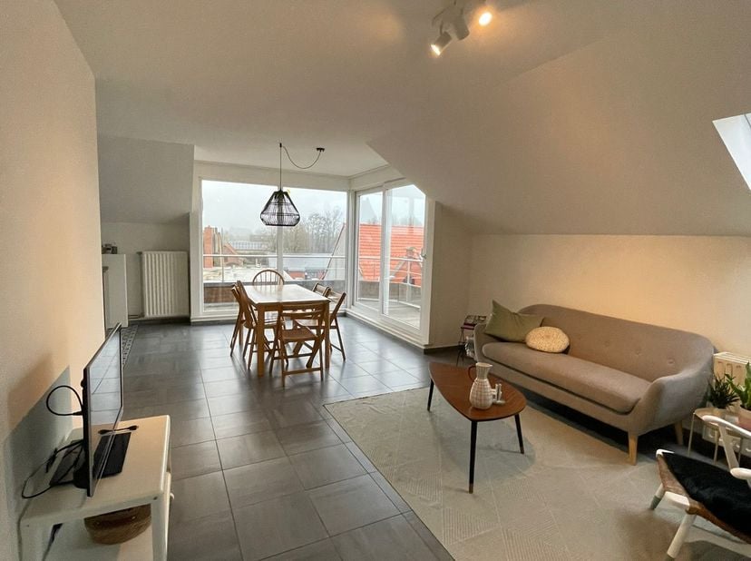Dit lichtrijke hoek-appartement is voorzien van een inkom met apart toilet. Het appartement heeft een ruime, lichtrijke leefruimte met de mogelijkheid
