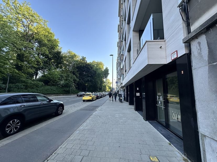 Situé à côté du magnifique Stadspark, ce rez-de-chaussée commercial situé au Rubenslei 2 offre une opportunité unique à ceux qui recherchent un espace