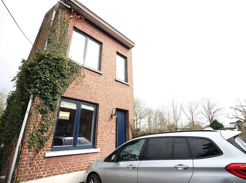 Contactez Gillian pour une visite: 0470 76 90 21. Cette maison est très spacieuse avec ses 210m2 et ses 4 chambres. L&#039;espace de vie est d&#039;environ 56m2
