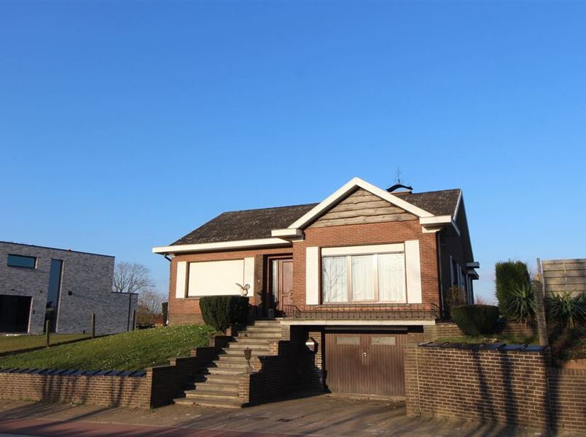 Deze charmante woning in Tielt biedt een uitgelezen kans voor wie op zoek is naar een project met potentieel. Het pand beschikt over een statige uitst