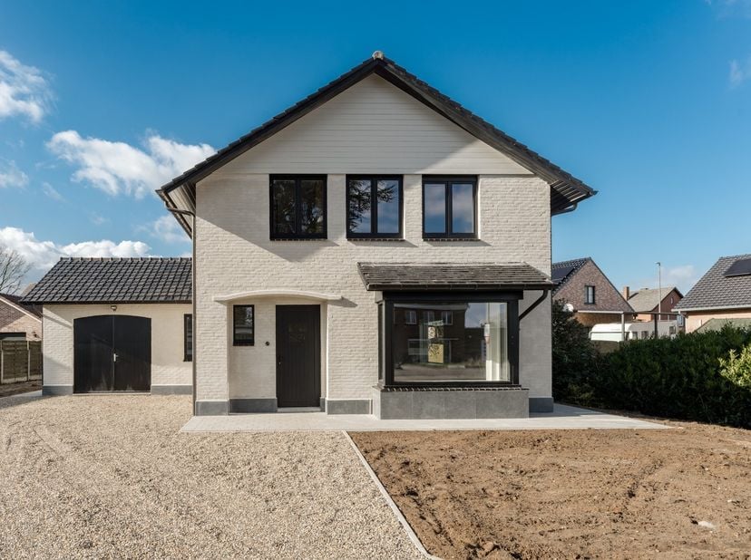 Ontdek de serene charme van deze prachtige woning uit de jaren 60, gelegen in een rustige straat op een riant perceel van 966 m² in de idyllische Boss