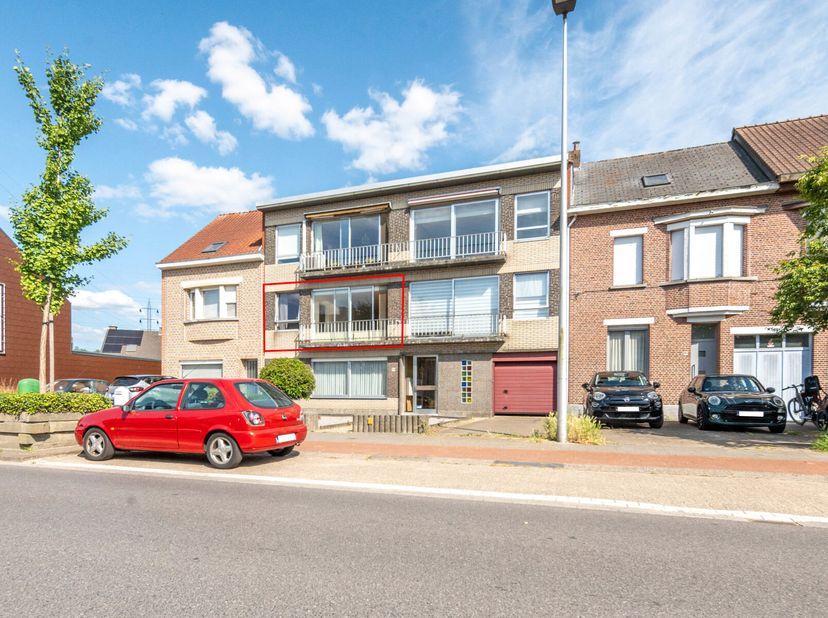 Dit appartement op de eerste verdieping met garagebox wordt te huur aangeboden.&lt;br /&gt;
De ligging is ideaal in een rustige residentie, centraal gelegen