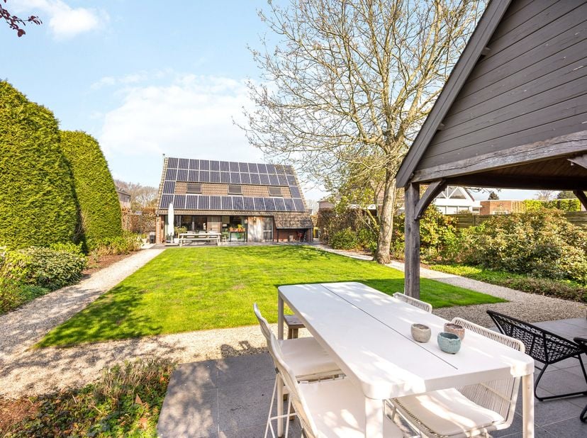 Deze prachtige woning is de ideale keuze voor wie op zoek is naar luxe, comfort en veelzijdigheid. Alle ruimtes baden in natuurlijk licht dankzij de g