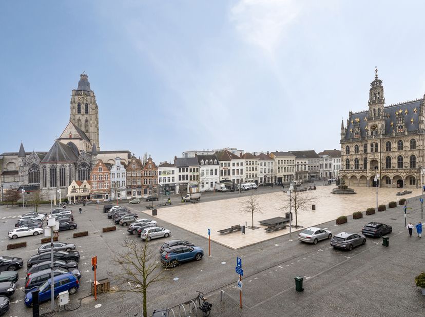 Stel je voor: ondernemen op de beste locatie in Oudenaarde, pal op de Markt, waar het bruisende stadsleven je zaak elke dag opnieuw doet floreren. Dit