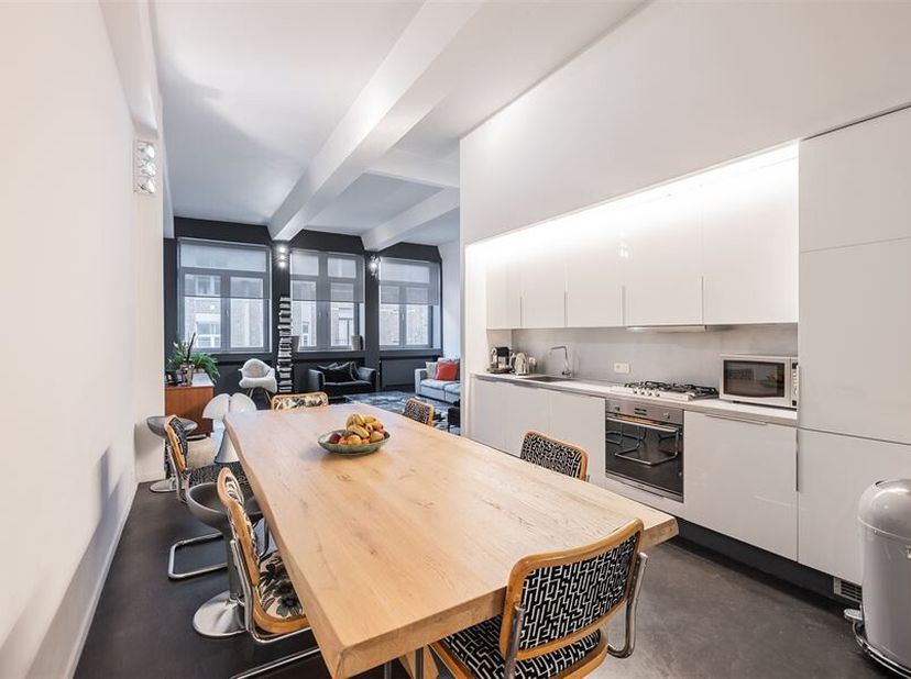 Description: Dans le quartier très prisé de l&#039;Altitude 100 et de l&#039;avenue Molière, magnifique appartement rénové avec deux chambres situé au 3è étage
